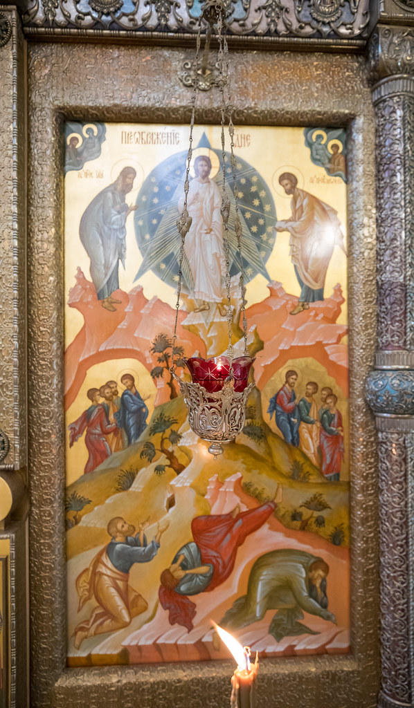 Величаем Тя, живодавче Христе, и почитаем пречистыя плоти Твоея преславное преображение!