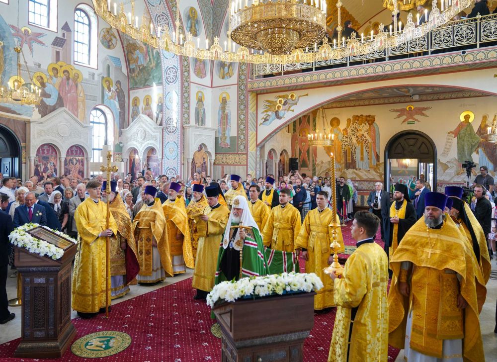 Святейший Патриарх Кирилл совершил великое освящение храма Архангела Михаила в деревне Акулинино Московской области и Божественную литургию в новоосвященном храме